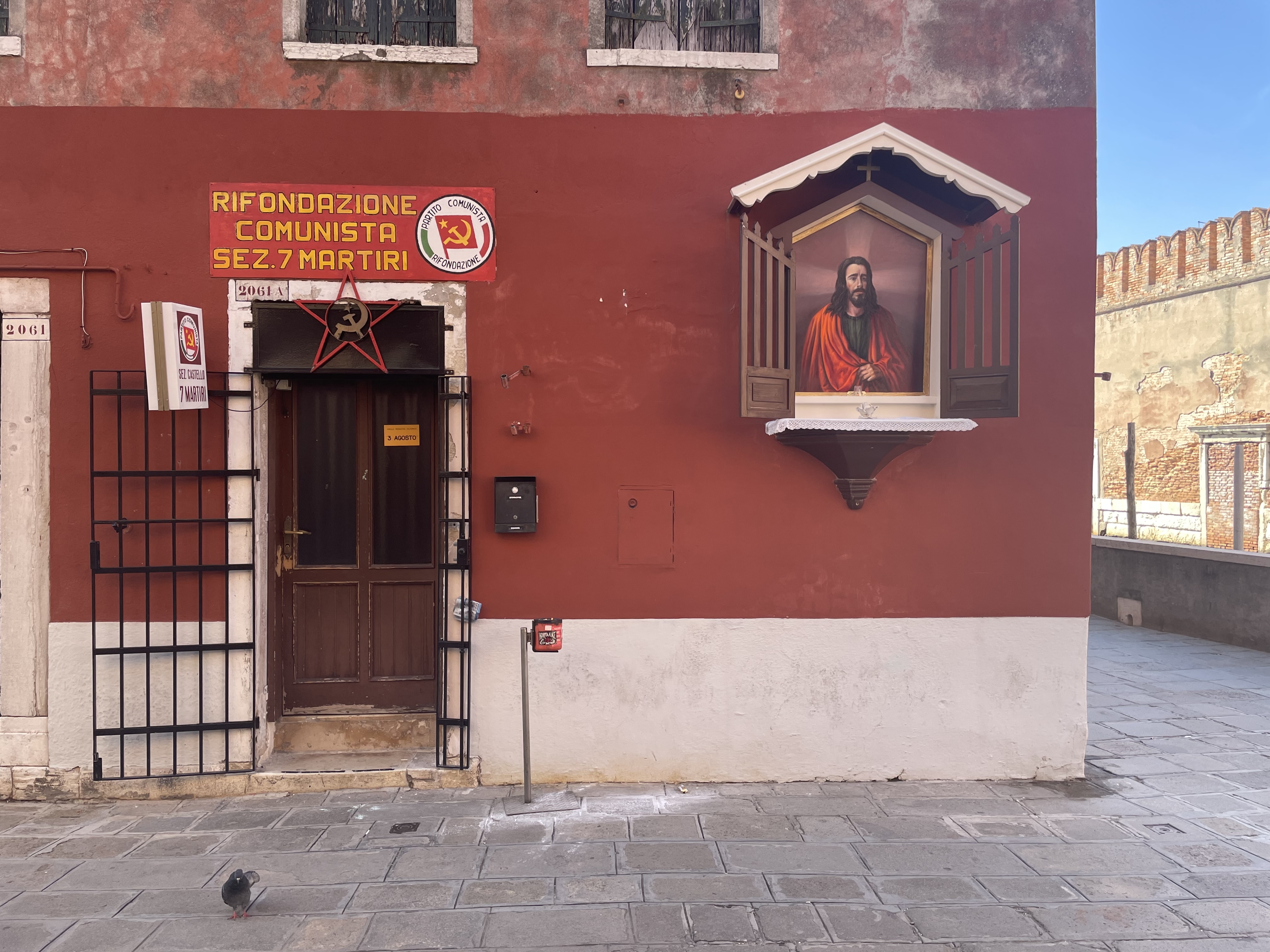 Heiligenbild neben dem Büro der kommunistischen Partei in Venedig