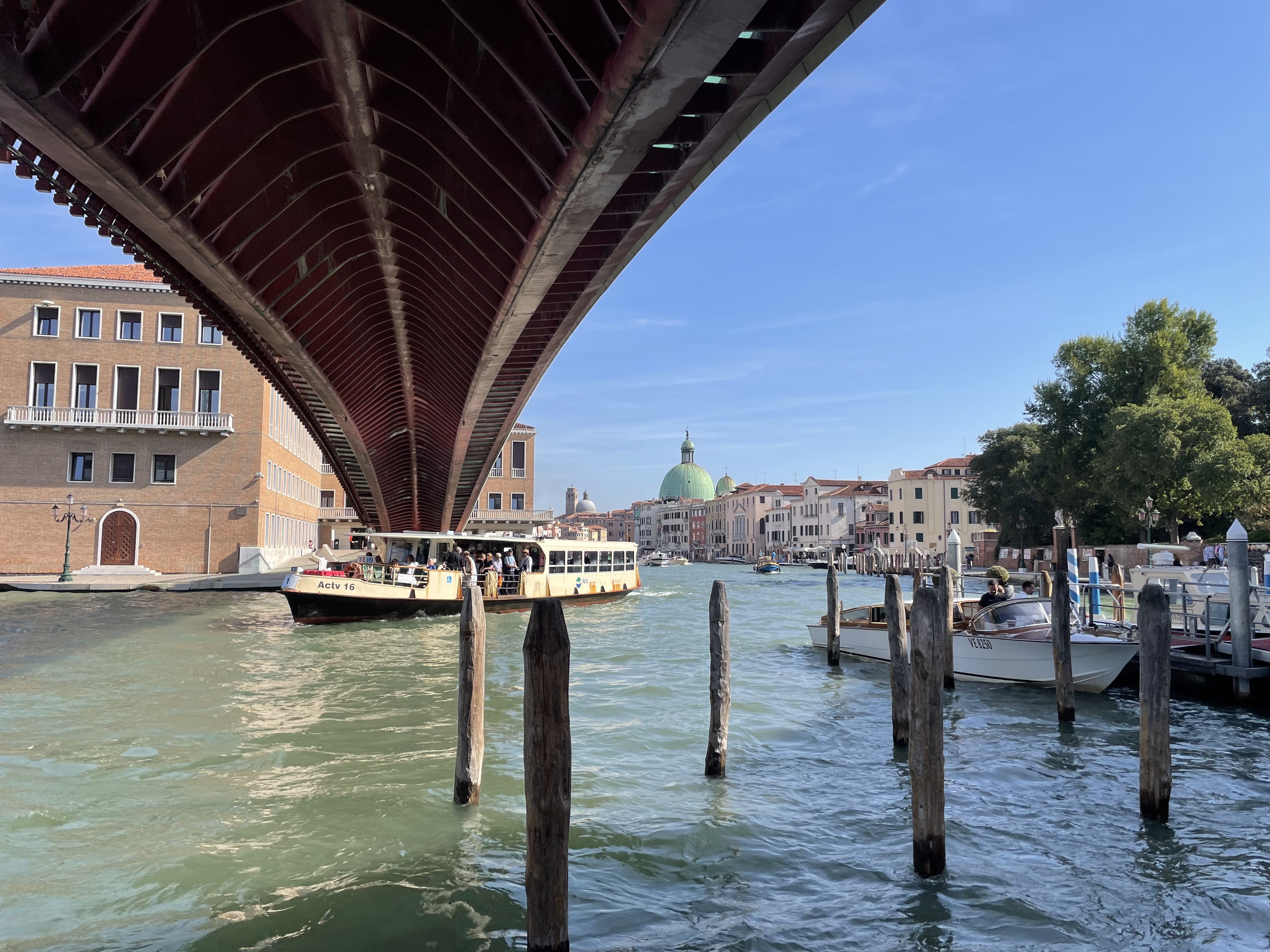 Ein Vaporetto auf dem Canale Grande in Venedig